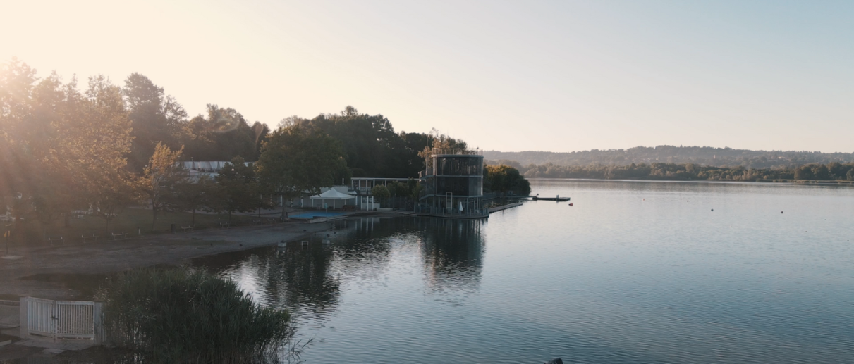 Vista dal drone del Lido della Schiranna di Varese all'alba.