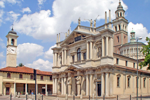 Santuario della Beata Vergine dei Miracoli di Saronno Facciata del Santuario della Beata Vergine dei Miracoli a Saronno, capolavoro del Rinascimento lombardo, con la sua imponente architettura ornata di statue e la caratteristica cupola sullo sfondo. A sinistra, il campanile con orologio e meridiana.