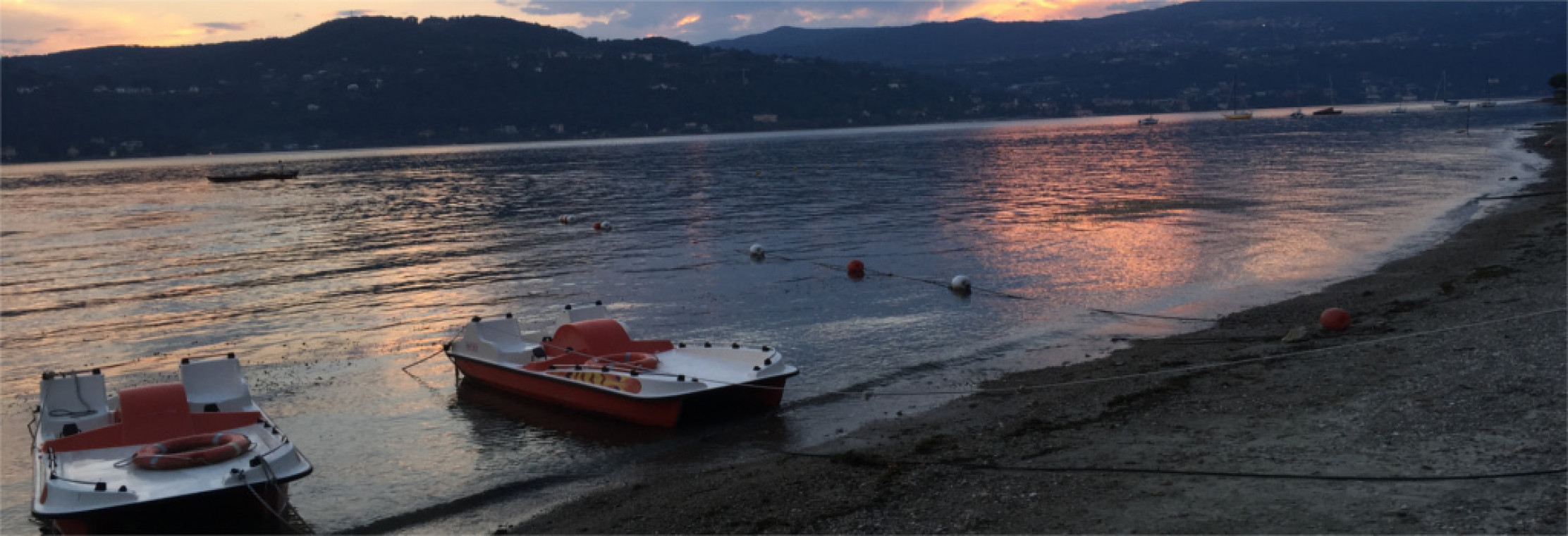 Il lago e la spiaggia di Angera