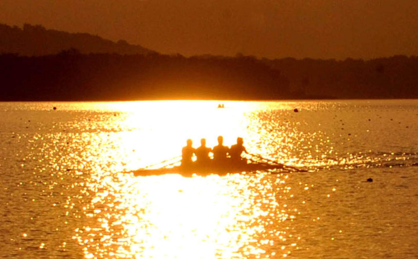 Rowing on Lake Varese: immersed in a landscape of unusual beauty