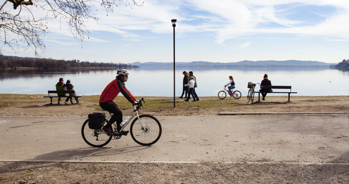 Pista ciclabile sul lungolago di Varese.