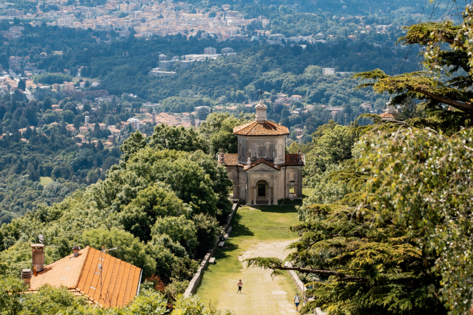 Vista del panorama e della tredicesima cappella dal Santuario del Sacro Monte di Varese