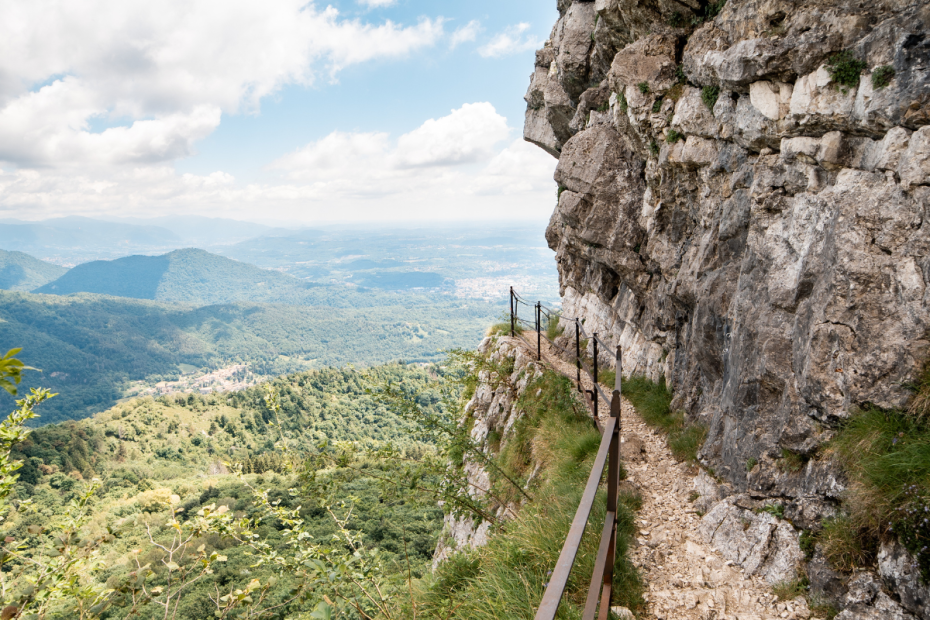 Vista del paesaggio da un sentiero del Sacro Monte di Varese