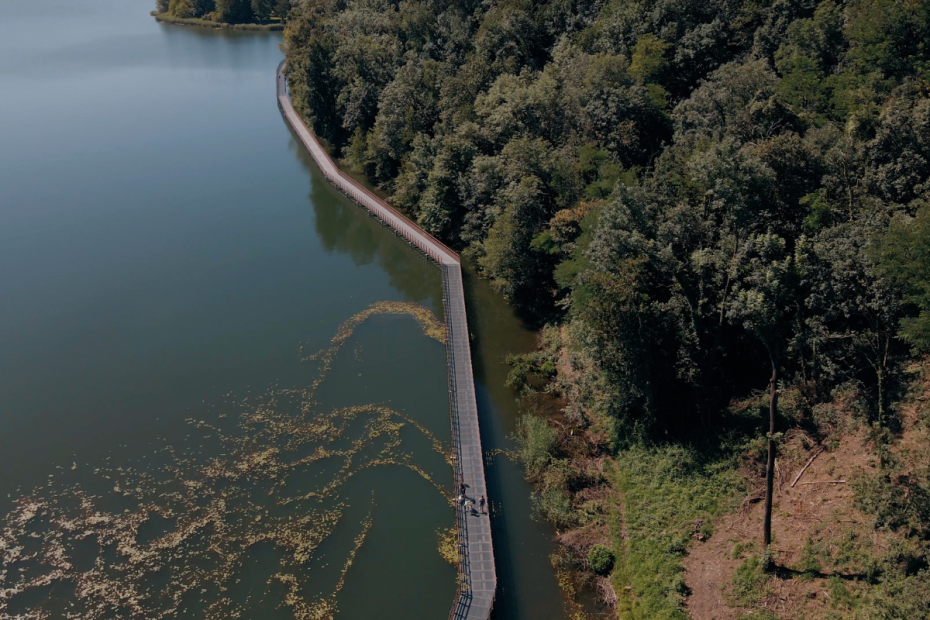 Vista dal drone della pista ciclabile del lago di Comabbio.