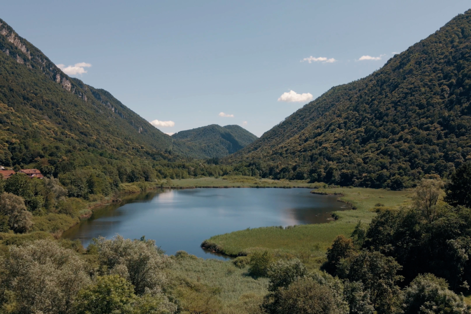Vallata della Valganna, con il lago di Ganna
