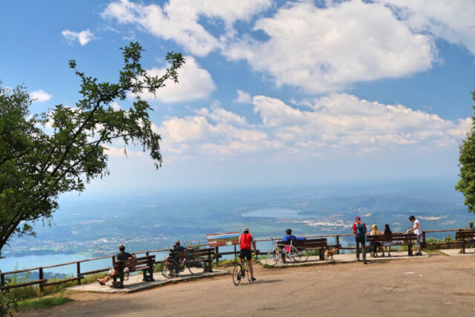 L’ampia vista che si gode dal belvedere del piazzale sotto l’Osservatorio