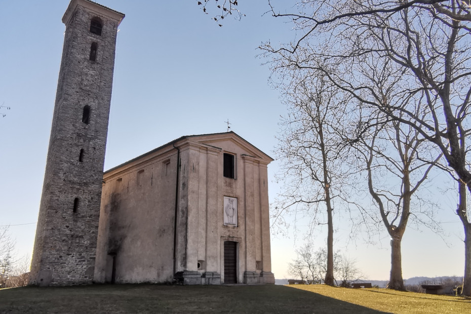 La chiesa di Sant’Eusebio a Casciago e il suo pregevole campanile in pietra (Ph: Insubriparks)