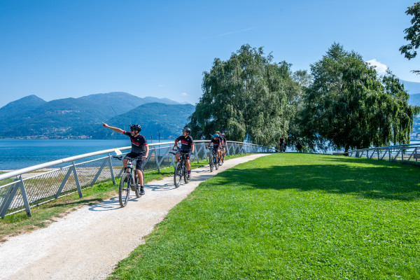 Cicloturismo a Varese - lungolago di Luino