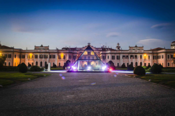 Installazione piramide di vetro con luci colorate nel parterre dei giardini Estense a Varese
