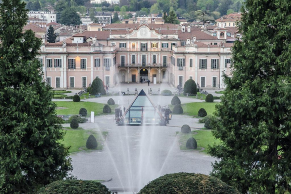 Vista del Palazzo e dei Giardini Estense Varese con installazioni artistiche moderne durante la Varese Design Week, con fontane e giardino curato sullo sfondo