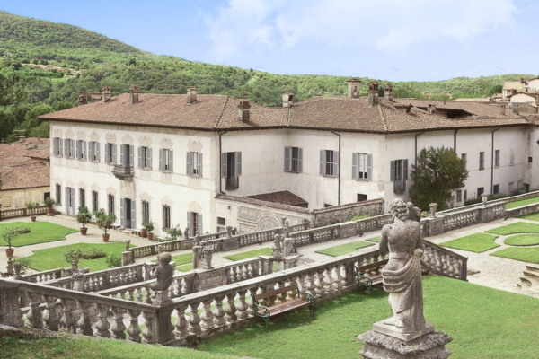 Una dimora di campagna nel Cinquecento, fastosa residenza estiva nel Settecento, che racconta la storia di una ricca famiglia lombarda, tra saloni affrescati in stile rococò e uno scenografico e monumentale giardino all'italiana.