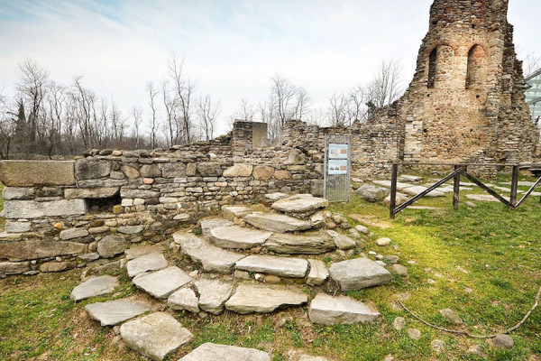 Resti di pieve e Battistero di epoca lomgobarda nel parco archeologico di Castelseprio