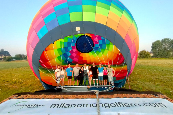 Foto di rito nel pallone prima di decollare